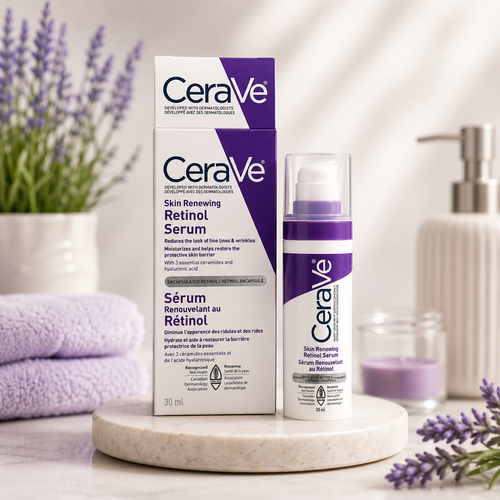 سرم رتینول جوانساز پوست سراوی (CeraVe Skin Renewing Retinol Serum) – 30 میلیلیتر سرم رتینول جوانساز سراوی محصولی تخصصی برای کاهش علائم پیری پوست، بهبود بافت پوست و افزایش شادابی و لطافت آن است. این سرم با بهرهگیری از رتینول کپسولهشده (Encapsulated Retinol)، به مرور زمان ظاهر خطوط ریز، چینوچروک و ناهمواریهای پوست را کاهش میدهد، در حالی که فرمول ملایم آن احتمال تحریک پوست را به حداقل میرساند. وجود ۳ سرامید ضروری و هیالورونیک اسید در کنار رتینول، به تقویت سد دفاعی پوست، حفظ رطوبت و جلوگیری از خشکی کمک میکند. این محصول بدون عطر، غیر کومدونزا و مناسب استفاده روزانه برای انواع پوست، بهویژه پوستهای نرمال، مختلط و خشک است
