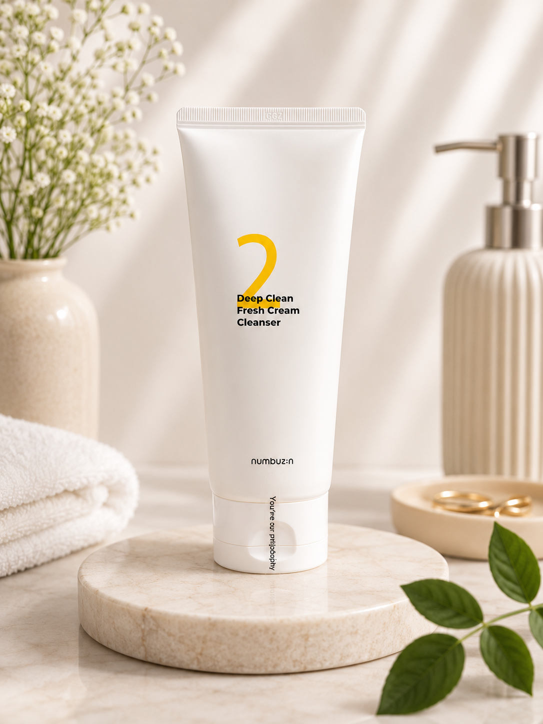 فوم شوینده Numbuzin No.2 Deep Clean Fresh Cream Cleanser یک پاک‌کننده ملایم و در عین حال مؤثر است که آلودگی‌ها، چربی اضافه، باقی‌مانده آرایش و ضدآفتاب را از سطح پوست پاک می‌کند، بدون اینکه باعث خشکی یا احساس کشیدگی شود. بافت کرمی این شوینده هنگام تماس با آب به فومی نرم و غلیظ تبدیل شده و پوست را کاملاً تمیز، شاداب و لطیف می‌کند.  این محصول با حفظ رطوبت طبیعی پوست، گزینه‌ای مناسب برای استفاده روزانه بوده و به پاکسازی منافذ، کاهش چربی اضافی و ایجاد حس طراوت کمک می‌کند