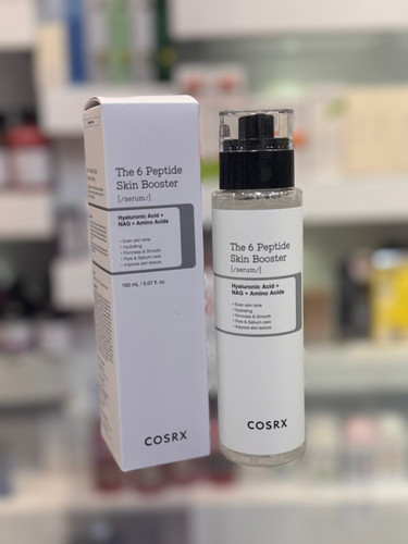 سرم 6 پپتاید کوزارکس (COSRX The 6 Peptide Skin Booster Serum) سرم 6 پپتاید کوزارکس یک سرم تقویتکننده و جوانساز پوست است که با ترکیبی از 6 نوع پپتاید، هیالورونیک اسید، N-Acetyl Glucosamine (NAG) و آمینواسیدها فرموله شده است. این محصول با آبرسانی عمیق، تقویت سد دفاعی پوست، بهبود خاصیت ارتجاعی و کاهش ظاهر منافذ، پوست را برای جذب بهتر سایر محصولات مراقبتی آماده میکند و انتخابی عالی برای استفاده در ابتدای روتین پوستی است.