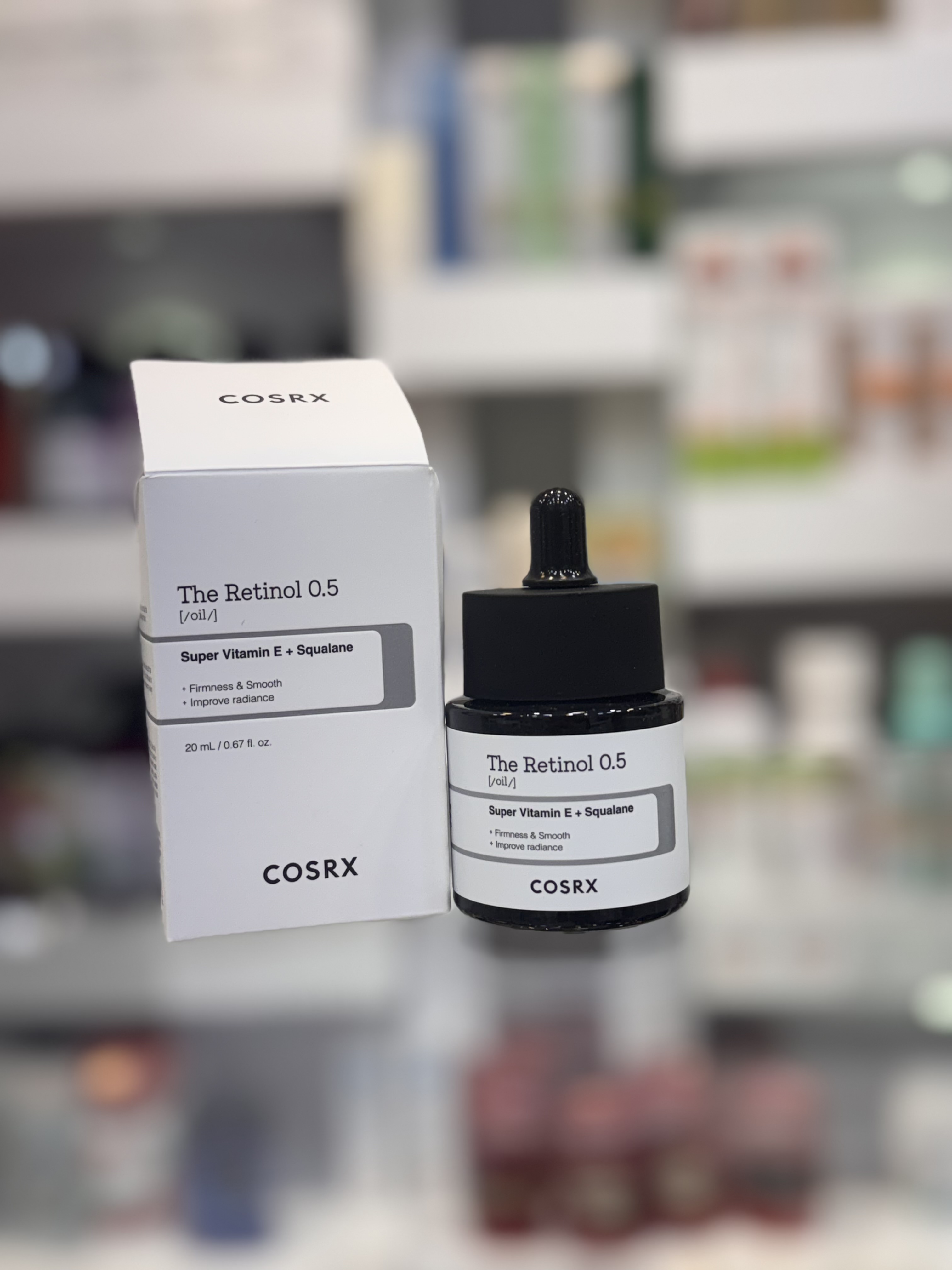 سرم رتینول ۰.۵ کوزارکس (COSRX The Retinol 0.5 Oil)  سرم رتینول ۰.۵ کوزارکس یک سرم ضدپیری و جوان‌ساز با 0.5٪ رتینول خالص (Pure Retinol) است که برای کاهش چین‌وچروک، افزایش استحکام پوست، بهبود بافت ناهموار و کاهش لک‌های ناشی از افزایش سن و جای جوش طراحی شده است. این محصول با ترکیب اسکوالان و سوپر ویتامین E (توکوترینول) ضمن کاهش احتمال خشکی و تحریک، به تغذیه و حفظ رطوبت پوست نیز کمک می‌کند.  این سرم برای افرادی مناسب است که تجربه استفاده از رتینول را دارند و به دنبال یک محصول مؤثر برای جوان‌سازی و بازسازی پوست هستند