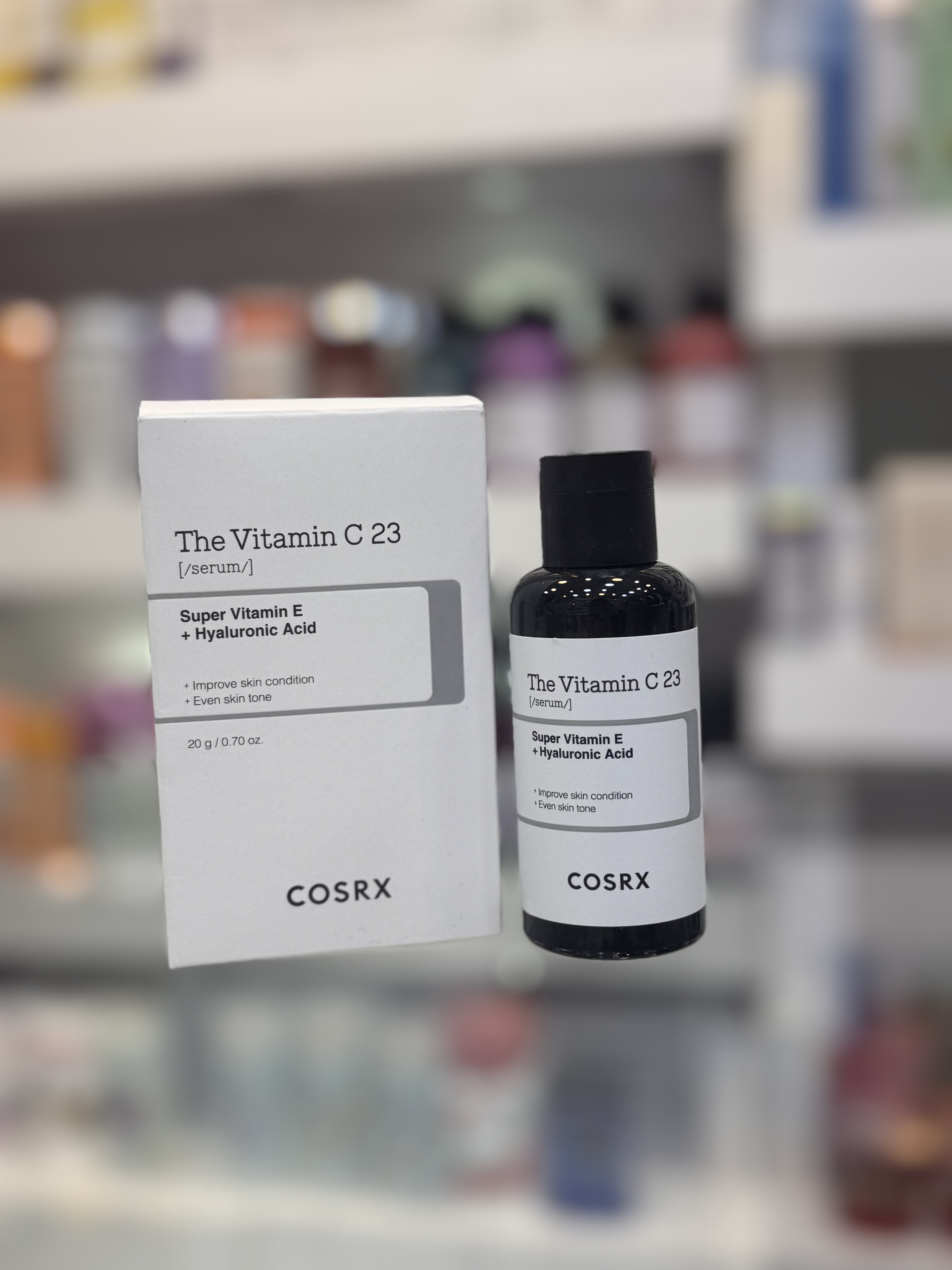 سرم ویتامین C 23 کوزارکس (COSRX The Vitamin C 23 Serum)  سرم ویتامین C 23 کوزارکس یک سرم روشن‌کننده و ضدلک قوی است که با 23٪ ویتامین C خالص (Ascorbic Acid)، سوپر ویتامین E و هیالورونیک اسید فرموله شده تا به کاهش لک‌های تیره، افزایش شفافیت پوست و مقابله با علائم پیری کمک کند. این سرم برای افرادی که به دنبال درمان لک‌های مقاوم، جای جوش و کدری پوست هستند، انتخابی ایده‌آل محسوب می‌شود