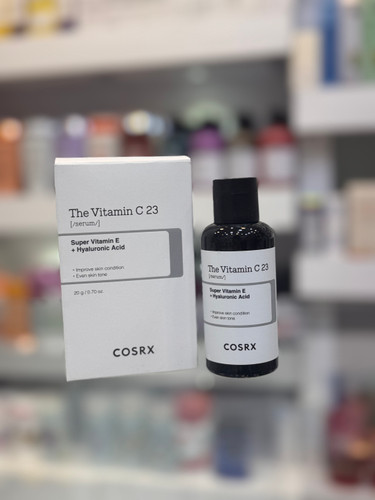 سرم ویتامین C 23 کوزارکس (COSRX The Vitamin C 23 Serum) سرم ویتامین C 23 کوزارکس یک سرم روشنکننده و ضدلک قوی است که با 23٪ ویتامین C خالص (Ascorbic Acid)، سوپر ویتامین E و هیالورونیک اسید فرموله شده تا به کاهش لکهای تیره، افزایش شفافیت پوست و مقابله با علائم پیری کمک کند. این سرم برای افرادی که به دنبال درمان لکهای مقاوم، جای جوش و کدری پوست هستند، انتخابی ایدهآل محسوب میشود
