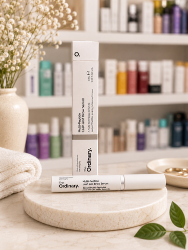 سرم تقویت مژه و ابرو مولتی پپتاید اوردینری (The Ordinary Multi-Peptide Lash and Brow Serum) 5 میلیلیتر سرم تقویت مژه و ابرو مولتی پپتاید اوردینری محصولی تخصصی برای کمک به افزایش ضخامت، استحکام و ظاهر پرپشتتر مژهها و ابروها است. این سرم با بهرهگیری از مجموعهای از پپتیدها، عصارههای گیاهی و ترکیبات تقویتکننده، به تغذیه فولیکولهای مو کمک کرده و باعث میشود مژهها و ابروها سالمتر، قویتر و خوشحالتتر به نظر برسند. فرمولاسیون سبک و بدون چربی این محصول بهسرعت جذب شده و برای استفاده روزانه مناسب است. این سرم فاقد هورمون و پروستاگلاندین بوده و برای استفاده روی مژه و ابرو طراحی شده است.