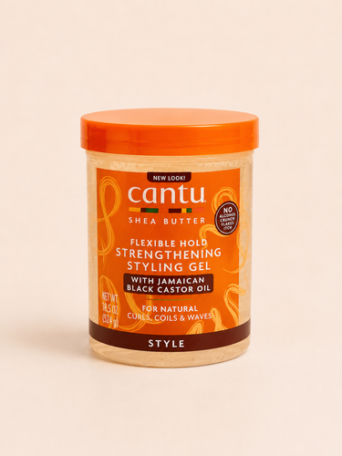ژل حالتدهنده و تقویتکننده Cantu Flexible Hold Strengthening Styling Gel محصولی حرفهای برای فرمدهی، تثبیت و تقویت موهای فر، مجعد و موجدار است. این ژل با بهرهگیری از شی باتر خالص (Shea Butter) و روغن کرچک سیاه جامائیکایی (Jamaican Black Castor Oil)، علاوه بر ایجاد حالت طبیعی و ماندگار، به تغذیه، افزایش استحکام و کاهش شکنندگی مو کمک میکند