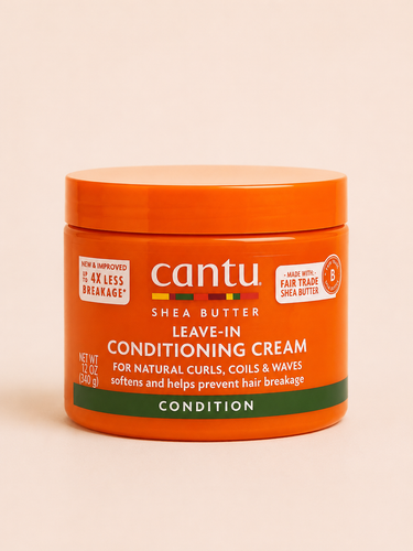 کرم نرمکننده بدون نیاز به آبکشی کانتو شی باتر Cantu Shea Butter Leave-In Conditioning Cream – 340 گرم کرم Cantu Leave-In Conditioning Cream یکی از محبوبترین محصولات مراقبت از موهای فر، مجعد، موجدار و خشک است که با فرمول غنی از شی باتر خالص (Shea Butter)، موها را عمیقاً آبرسانی و تغذیه کرده و بدون نیاز به آبکشی، نرمی، لطافت و استحکام مو را افزایش میدهد