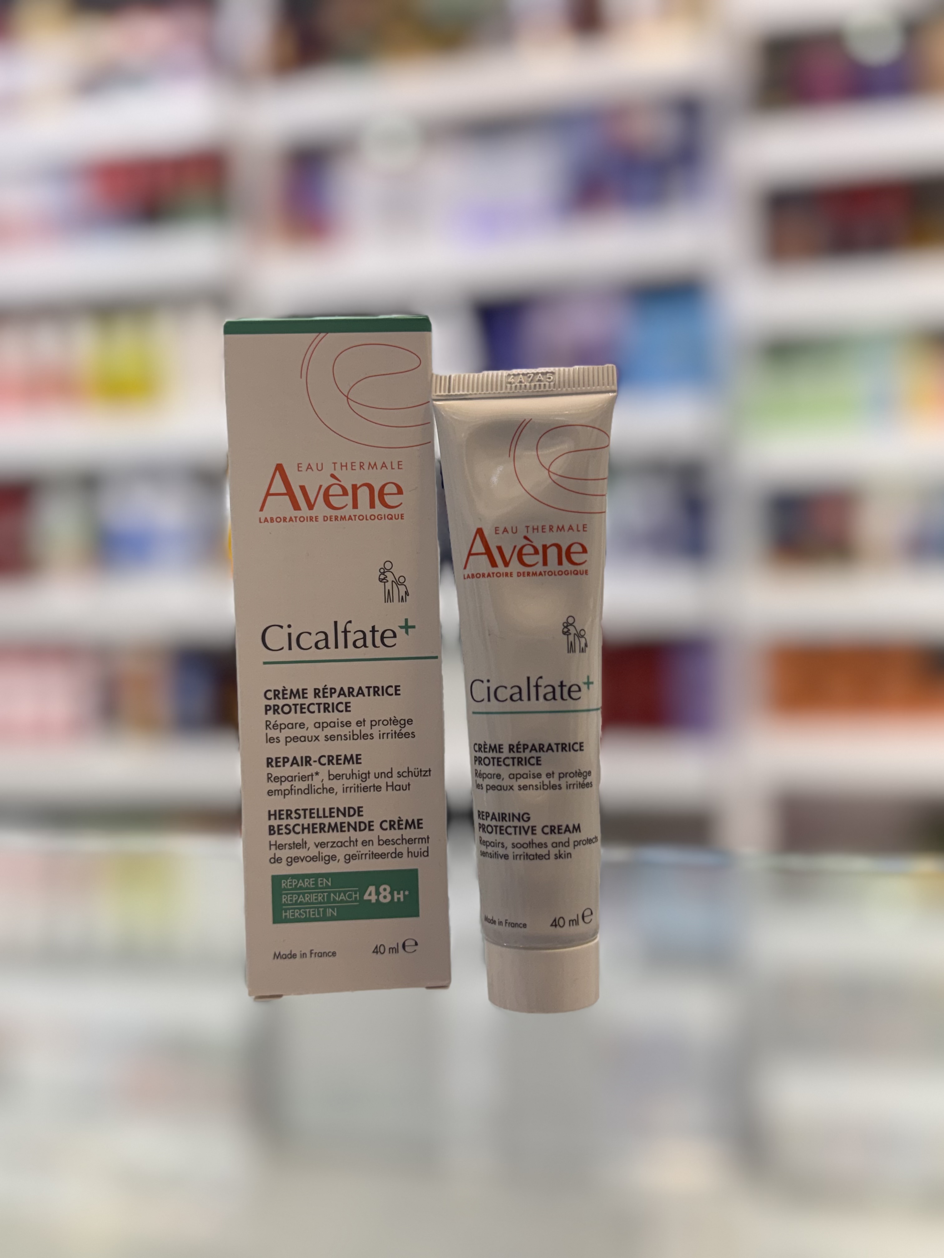 کرم ترمیم کننده سیکالفیت پلاس اون Avène Cicalfate+ Repairing Protective Cream حجم 40 میلی‌لیتر  کرم Avène Cicalfate+ Repairing Protective Cream یک کرم ترمیم‌کننده و محافظ تخصصی برای پوست‌های حساس، آسیب‌دیده و تحریک‌شده است. این محصول با بهره‌گیری از ترکیبات ترمیم‌کننده و آب چشمه حرارتی اون، روند بازسازی طبیعی پوست را تسریع کرده و به کاهش قرمزی، التهاب و احساس ناراحتی پوست کمک می‌کند