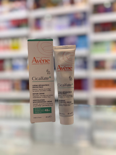 کرم ترمیم کننده سیکالفیت پلاس اون Avène Cicalfate+ Repairing Protective Cream حجم 40 میلیلیتر کرم Avène Cicalfate+ Repairing Protective Cream یک کرم ترمیمکننده و محافظ تخصصی برای پوستهای حساس، آسیبدیده و تحریکشده است. این محصول با بهرهگیری از ترکیبات ترمیمکننده و آب چشمه حرارتی اون، روند بازسازی طبیعی پوست را تسریع کرده و به کاهش قرمزی، التهاب و احساس ناراحتی پوست کمک میکند