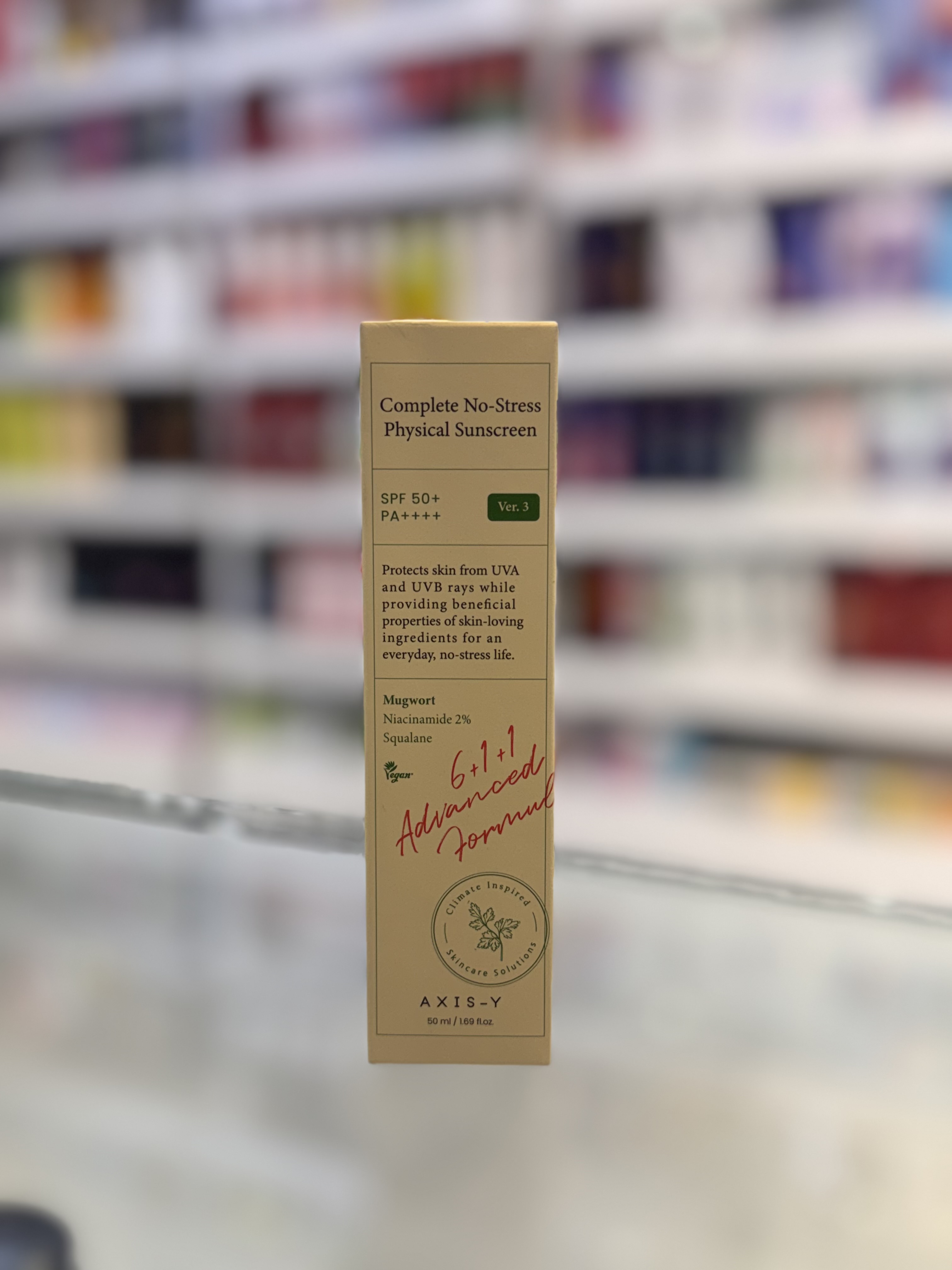 این محصول ضد آفتاب فیزیکی اکسیس وای مدل Complete No-Stress Physical Sunscreen SPF50+ PA++++ نسخه Ver.3 حجم 50 میلی‌لیتر است. بر اساس اطلاعات روی بسته‌بندی و مشخصات این محصول، متن کامل و مناسب برای سایت فروشگاهی به شرح زیر است:  ⸻  ضد آفتاب فیزیکی اکسیس وای Axis-Y Complete No-Stress Physical Sunscreen SPF50+ PA++++ حجم 50 میلی‌لیتر  ضد آفتاب Axis-Y Complete No-Stress Physical Sunscreen Ver.3 یک ضد آفتاب مینرال (فیزیکی) با SPF50+ و PA++++ است که علاوه بر محافظت کامل از پوست در برابر اشعه‌های UVA و UVB، با ترکیبات تسکین‌دهنده و آبرسان از پوست حساس مراقبت می‌کند. این محصول با فرمولاسیون سبک و بدون ایجاد احساس سنگینی، انتخابی مناسب برای استفاده روزانه است.  نسخه Ver.3 (6+1+1 Advanced Formula) با بهبود فرمولاسیون، میزان سفیدکنندگی (White Cast) را کاهش داده و با ترکیبات مغذی به حفظ سلامت و تعادل پوست کمک می‌کند.