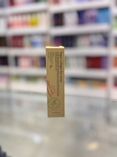 سرم دور چشم وگان کلاژن اکسیس وای AXIS-Y Vegan Collagen Eye Serum حجم 10 میلیلیتر سرم دور چشم AXIS-Y Vegan Collagen Eye Serum یک محصول تخصصی برای مراقبت از پوست حساس اطراف چشم است که با بهرهگیری از کلاژن گیاهی، پنج نوع پپتید و سهگانه هیالورونیک اسید، به آبرسانی عمیق، افزایش استحکام پوست و کاهش علائم پیری کمک میکند. این سرم با بافتی سبک و جذب سریع، بدون ایجاد حس چربی، پوست اطراف چشم را نرم، شاداب و لطیف نگه میدارد. فرمولاسیون وگان و فاقد ترکیبات مضر این محصول، آن را به گزینهای ایدهآل برای استفاده روزانه و انواع پوست، بهویژه پوستهای حساس تبدیل کرده است