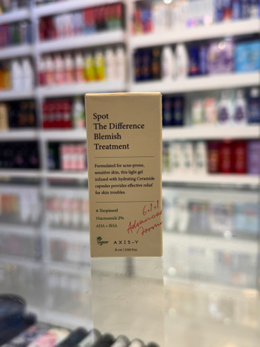ژل ضد جوش اکسیس وای AXIS-Y Spot The Difference Blemish Treatment حجم 15 میلیلیتر ژل ضد جوش AXIS-Y Spot The Difference Blemish Treatment یک درمان موضعی تخصصی برای کاهش جوشهای فعال، التهاب و قرمزی پوست است. این محصول با فرمولاسیون سبک ژلی، بدون ایجاد خشکی یا تحریک، به تسریع روند بهبود جوشها کمک کرده و از ایجاد جای جوش جلوگیری میکند. این ژل بهطور ویژه برای پوستهای چرب، مختلط، مستعد آکنه و حساس طراحی شده و با ترکیبات مؤثری مانند ۴-ترپینئول، نیاسینامید ۲٪، AHA، BHA و کپسولهای سرامید علاوه بر کنترل جوش، به حفظ رطوبت و تقویت سد دفاعی پوست نیز کمک میکند.