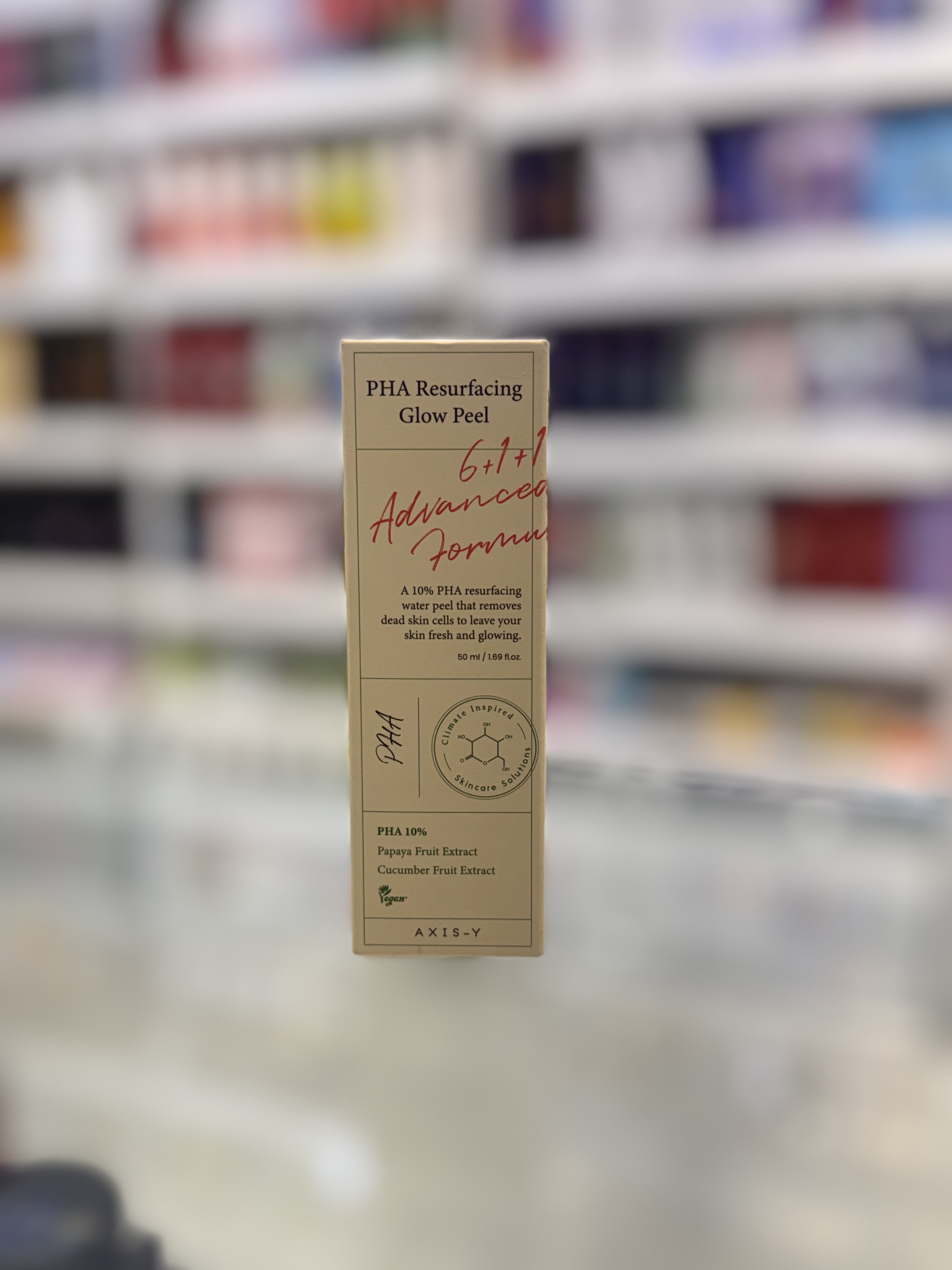 لایه‌بردار و روشن‌کننده پوست اکسیس وای مدل PHA Resurfacing Glow Peel حجم 50 میلی‌لیتر  AXIS-Y PHA Resurfacing Glow Peel یک لایه‌بردار شیمیایی ملایم با 10٪ PHA (پلی هیدروکسی اسید) است که بدون ایجاد تحریک شدید، سلول‌های مرده پوست را از بین می‌برد، بافت پوست را صاف‌تر می‌کند و باعث افزایش شفافیت و درخشندگی طبیعی پوست می‌شود. این محصول به دلیل فرمولاسیون ملایم، برای پوست‌های حساس نیز مناسب بوده و در کنار لایه‌برداری، رطوبت پوست را حفظ می‌کند.