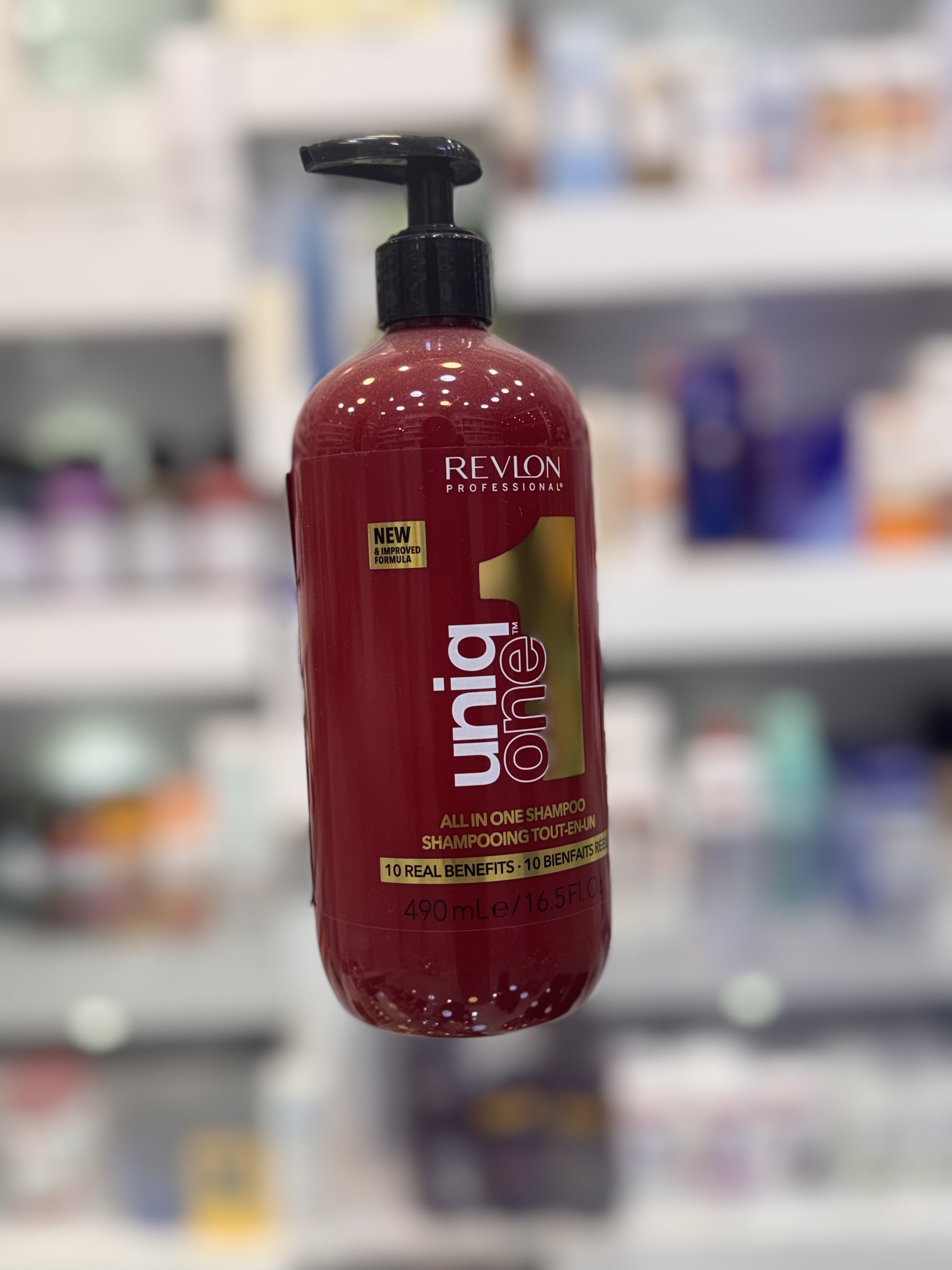 شامپو رولون پروفشنال یونیک وان (Revlon Uniq One) حجم 490 میل  شامپو Revlon Professional Uniq One All In One Shampoo یک شامپوی حرفه‌ای با فرمولاسیون ملایم است که ضمن پاکسازی کامل مو و پوست سر، به حفظ رطوبت، نرمی و سلامت موها کمک می‌کند. این شامپو برای انواع مو، به‌ویژه موهای خشک، آسیب‌دیده، رنگ‌شده و دکلره شده مناسب است.  ترکیبات مغذی این محصول باعث تقویت تارهای مو، کاهش وز، افزایش درخشندگی و جلوگیری از شکنندگی می‌شود. استفاده منظم از شامپو یونیک وان، موها را نرم، خوش‌حالت و شانه‌پذیر کرده و آن‌ها را برای استفاده از ماسک یا نرم‌کننده آماده می‌کند.  فرمول حرفه‌ای این شامپو بدون ایجاد خشکی، آلودگی‌ها و چربی اضافه را از روی مو و پوست سر پاک کرده و به حفظ لطافت طبیعی مو کمک می‌کند