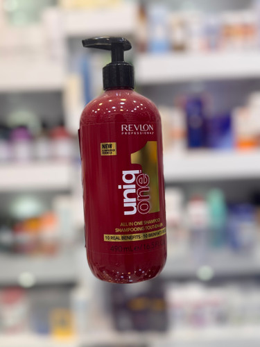 شامپو رولون پروفشنال یونیک وان (Revlon Uniq One) حجم 490 میل شامپو Revlon Professional Uniq One All In One Shampoo یک شامپوی حرفهای با فرمولاسیون ملایم است که ضمن پاکسازی کامل مو و پوست سر، به حفظ رطوبت، نرمی و سلامت موها کمک میکند. این شامپو برای انواع مو، بهویژه موهای خشک، آسیبدیده، رنگشده و دکلره شده مناسب است. ترکیبات مغذی این محصول باعث تقویت تارهای مو، کاهش وز، افزایش درخشندگی و جلوگیری از شکنندگی میشود. استفاده منظم از شامپو یونیک وان، موها را نرم، خوشحالت و شانهپذیر کرده و آنها را برای استفاده از ماسک یا نرمکننده آماده میکند. فرمول حرفهای این شامپو بدون ایجاد خشکی، آلودگیها و چربی اضافه را از روی مو و پوست سر پاک کرده و به حفظ لطافت طبیعی مو کمک میکند