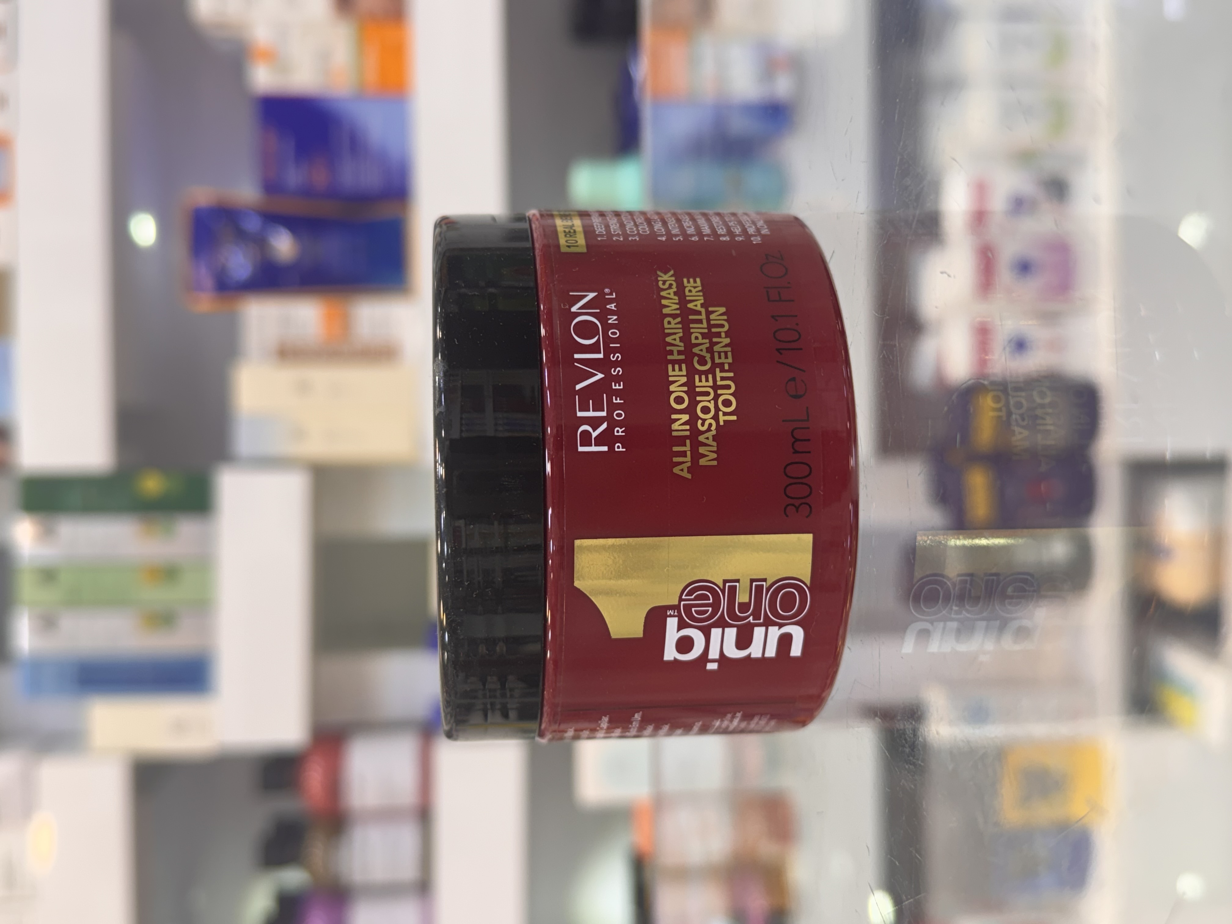 ماسک مو رولون پروفشنال یونیک وان (Revlon Uniq One) حجم 300 میل  ماسک مو Revlon Professional Uniq One All In One Hair Mask یک ماسک موی حرفه‌ای با 10 مزیت در یک محصول است که برای ترمیم، آبرسانی و تقویت انواع مو، به‌ویژه موهای خشک، آسیب‌دیده، رنگ‌شده و دکلره شده طراحی شده است.  این ماسک با ترکیبات مغذی و آبرسان، موها را نرم، لطیف و خوش‌حالت کرده و از ایجاد وز، موخوره و شکنندگی جلوگیری می‌کند. استفاده منظم از ماسک یونیک وان باعث افزایش درخشندگی، شانه‌پذیری و سلامت موها می‌شود.  فرمولاسیون حرفه‌ای این محصول بدون ایجاد حس سنگینی، موها را عمیقاً تغذیه کرده و به حفظ رطوبت و استحکام تارهای مو کمک می‌کند
