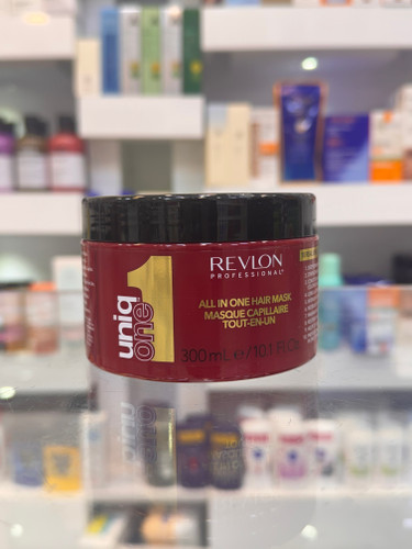 ماسک مو رولون پروفشنال یونیک وان (Revlon Uniq One) حجم 300 میل ماسک مو Revlon Professional Uniq One All In One Hair Mask یک ماسک موی حرفهای با 10 مزیت در یک محصول است که برای ترمیم، آبرسانی و تقویت انواع مو، بهویژه موهای خشک، آسیبدیده، رنگشده و دکلره شده طراحی شده است. این ماسک با ترکیبات مغذی و آبرسان، موها را نرم، لطیف و خوشحالت کرده و از ایجاد وز، موخوره و شکنندگی جلوگیری میکند. استفاده منظم از ماسک یونیک وان باعث افزایش درخشندگی، شانهپذیری و سلامت موها میشود. فرمولاسیون حرفهای این محصول بدون ایجاد حس سنگینی، موها را عمیقاً تغذیه کرده و به حفظ رطوبت و استحکام تارهای مو کمک میکند