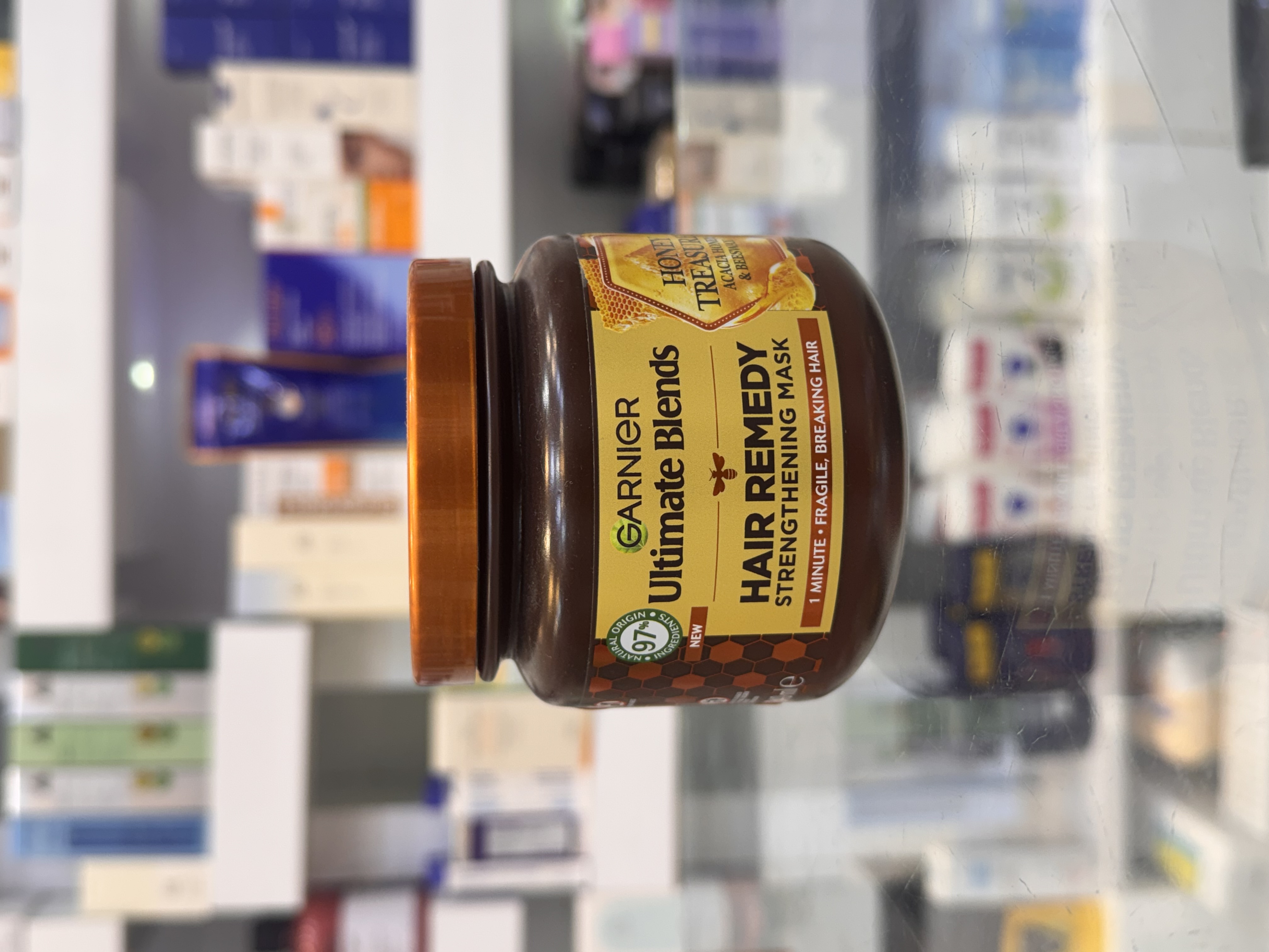 ماسک مو تقویت‌کننده گارنیر Ultimate Blends Hair Remedy Honey Treasures (عسل) | مناسب موهای شکننده و مستعد ریزش ناشی از شکستگی  اگر موهای شما بر اثر رنگ، دکلره، حرارت سشوار و اتو یا عوامل محیطی ضعیف، شکننده و مستعد موخوره شده است، ماسک مو Garnier Ultimate Blends Hair Remedy Honey Treasures یک درمان سریع و مؤثر برای بازگرداندن استحکام و لطافت موهاست. این ماسک با ترکیبی از عسل اقاقیا (Acacia Honey) و موم زنبور عسل (Beeswax)، تنها در ۱ دقیقه موها را تغذیه، تقویت و نرم کرده و از شکستگی آن‌ها جلوگیری می‌کند.