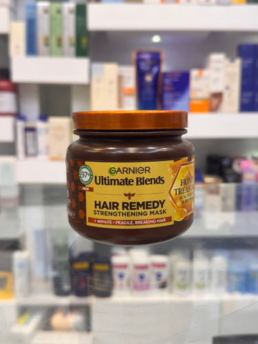 ماسک مو تقویتکننده گارنیر Ultimate Blends Hair Remedy Honey Treasures (عسل) | مناسب موهای شکننده و مستعد ریزش ناشی از شکستگی اگر موهای شما بر اثر رنگ، دکلره، حرارت سشوار و اتو یا عوامل محیطی ضعیف، شکننده و مستعد موخوره شده است، ماسک مو Garnier Ultimate Blends Hair Remedy Honey Treasures یک درمان سریع و مؤثر برای بازگرداندن استحکام و لطافت موهاست. این ماسک با ترکیبی از عسل اقاقیا (Acacia Honey) و موم زنبور عسل (Beeswax)، تنها در ۱ دقیقه موها را تغذیه، تقویت و نرم کرده و از شکستگی آنها جلوگیری میکند.
