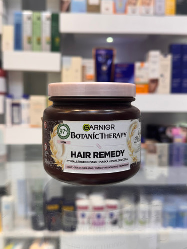 ماسک مو گارنیر Botanic Therapy Hair Remedy Hypoallergenic Mask (مخصوص مو و پوست سر حساس) اگر موهای حساس، شکننده یا مستعد خشکی دارید و به دنبال ماسکی هستید که بدون ایجاد سنگینی، موها را عمیقاً آبرسانی و نرم کند، ماسک مو Garnier Botanic Therapy Hair Remedy Hypoallergenic یکی از بهترین انتخابهاست. این ماسک با فرمولی ملایم و هیپوآلرژنیک، علاوه بر تغذیه مو، از پوست سر حساس نیز مراقبت میکند و تنها در ۱ دقیقه موهایی نرم، لطیف و سالمتر به شما هدیه میدهد.