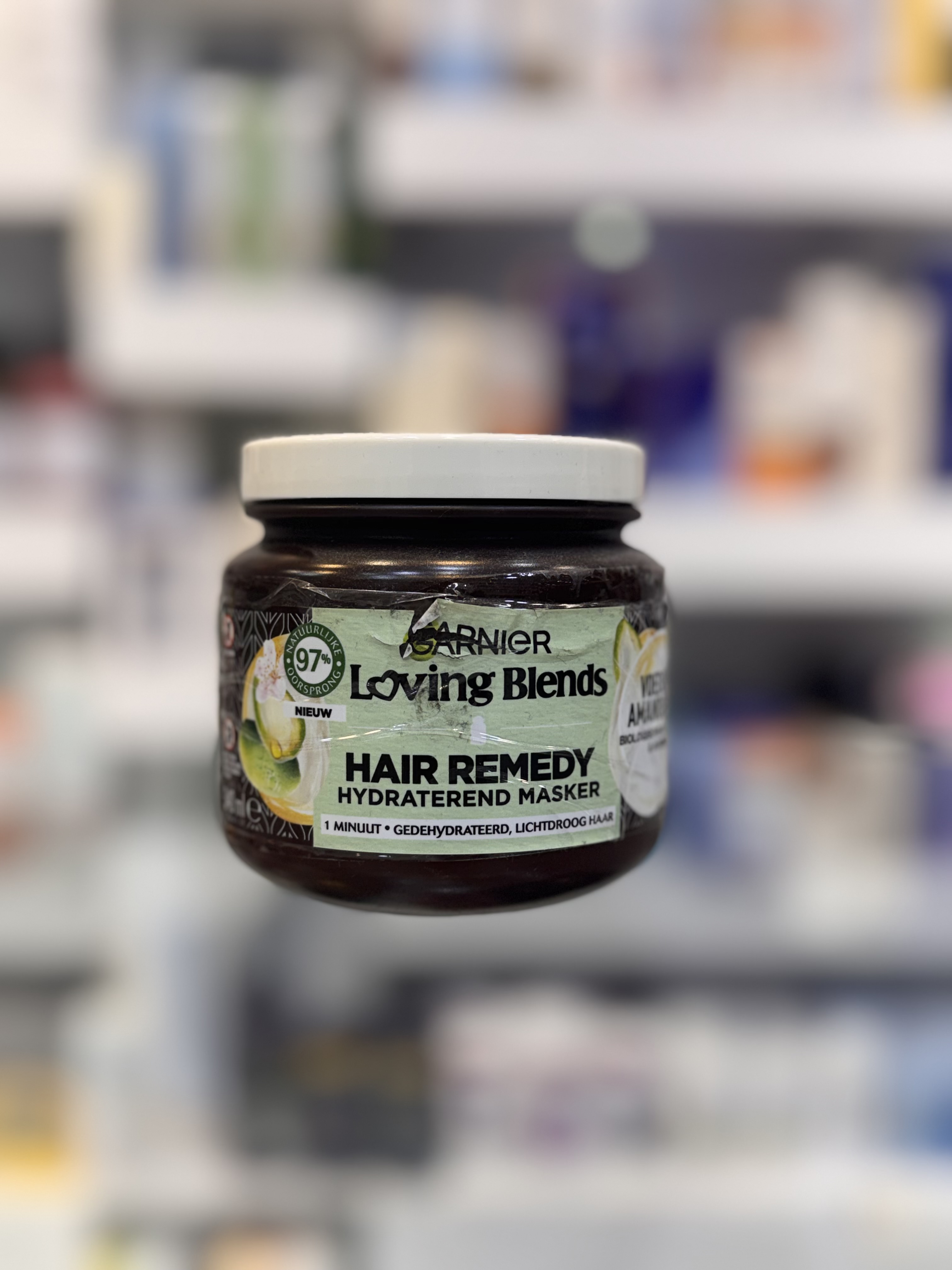 ماسک مو آبرسان گارنیر لاوینگ بلندز مدل Hair Remedy Hydrating Mask  اگر موهای شما بر اثر رنگ، دکلره، حرارت سشوار و اتو یا عوامل محیطی دچار خشکی، کدری و کم‌آبی شده است، ماسک مو گارنیر Loving Blends Hair Remedy Hydrating Mask انتخابی ایده‌آل برای بازگرداندن نرمی، لطافت و رطوبت موهاست. این ماسک با فرمولی غنی و الهام‌گرفته از ترکیبات طبیعی، تنها در 1 دقیقه موها را عمیقاً آبرسانی کرده و ظاهری سالم، درخشان و ابریشمی به آن‌ها می‌بخشد.