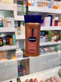 ژل روغنی درخشانکننده بدن وازلین مدل Sunlit Glow با رایحه وانیل و کاکائو حجم ۲۰۰ میلیلیتر